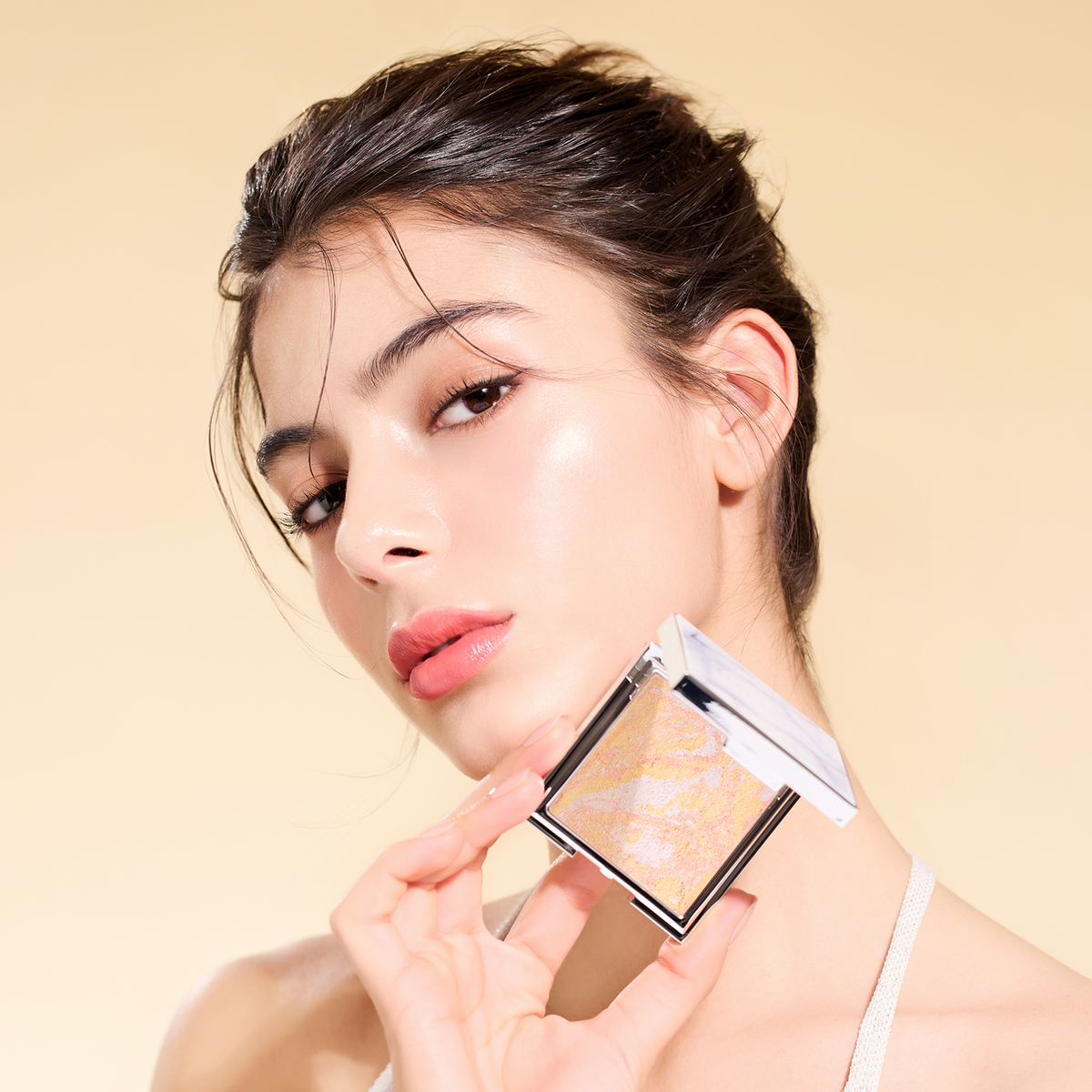 DEAR DAHLIA Skin Luminous Highlighter : maquillage lumineux sur peau, produit de la marque, modèle en studio