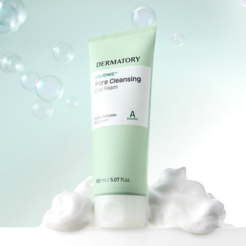 DERMATORY Salicinic Pore Cleansing Clay Foam 150ml en tube sur fond clair, bulles et mousse, photo produit.