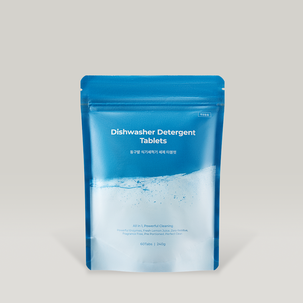 Décris l'image en français: DONGGUBAT Dishwasher Detergent Tablets 60 240g, sachet bleu sur fond clair.