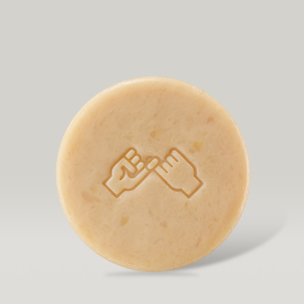 Décris l'image en français en mentionnant le produit, la marque et le contexte visuel : DONGGUBAT Dishwashing Soap Green Tangerine 100g, savon rond sur fond clair.