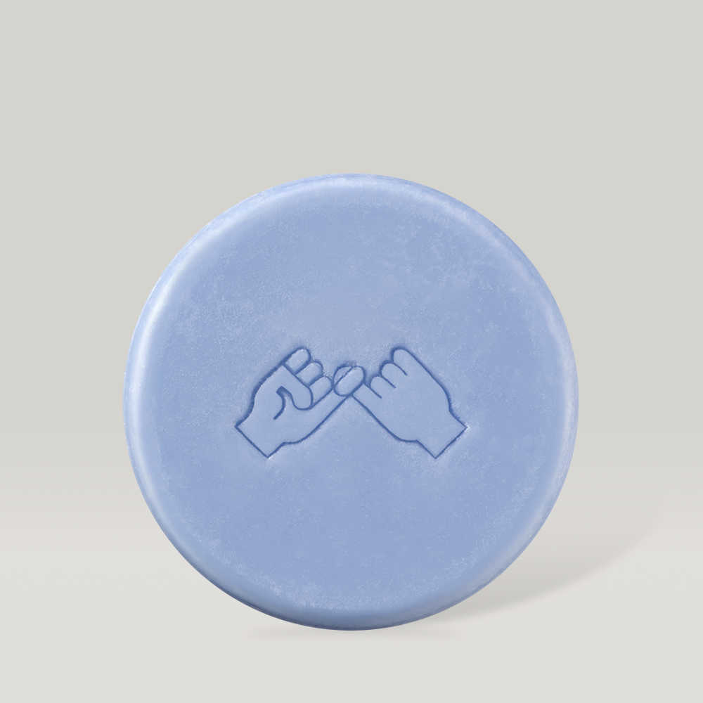 DONGGUBAT Field Correct Rinse Bar de la marque DONGGUBAT, savon bleu rond sur fond clair, gros plan.