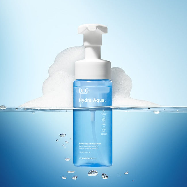 Dr. G Hydra Aqua Bubble Foam Cleanser 150ml flacon dans l'eau avec bulles, produit pour peau hydratée et nettoyée en profondeur.