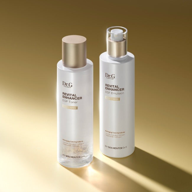 Ensemble Dr. G Revital Enhancer EGF Basic 2-piece (Toner, EmulsionL) sur fond doré, produits de soin revitalisants.