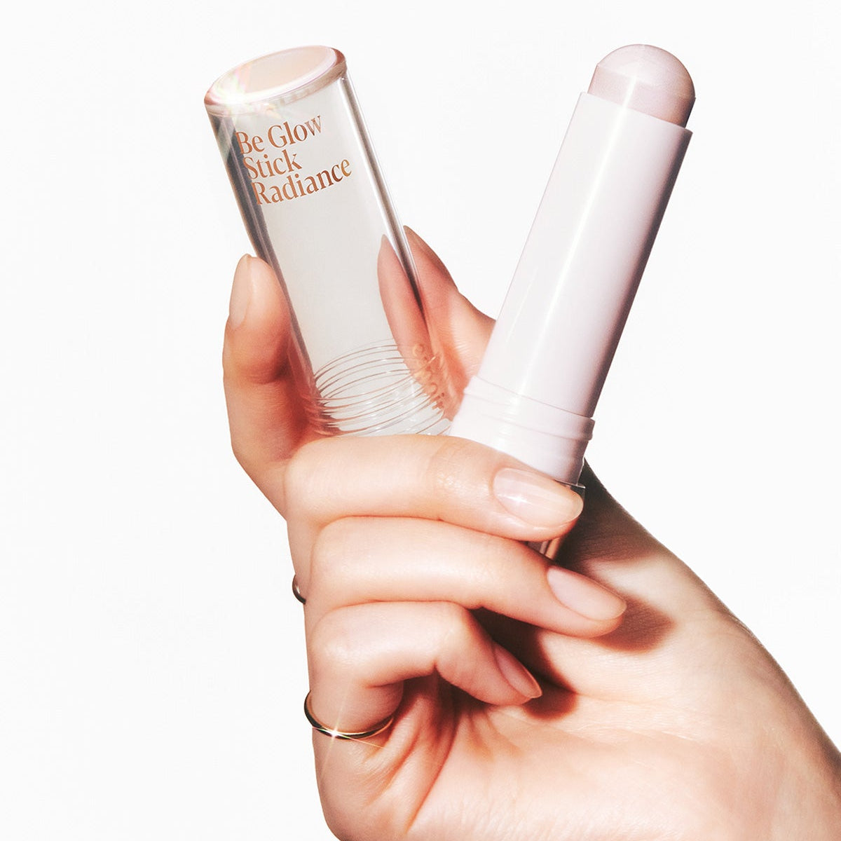 ESPOIR BE GLOW STICK RADIANCE : stick illuminateur de la marque, porté en main sur fond clair.