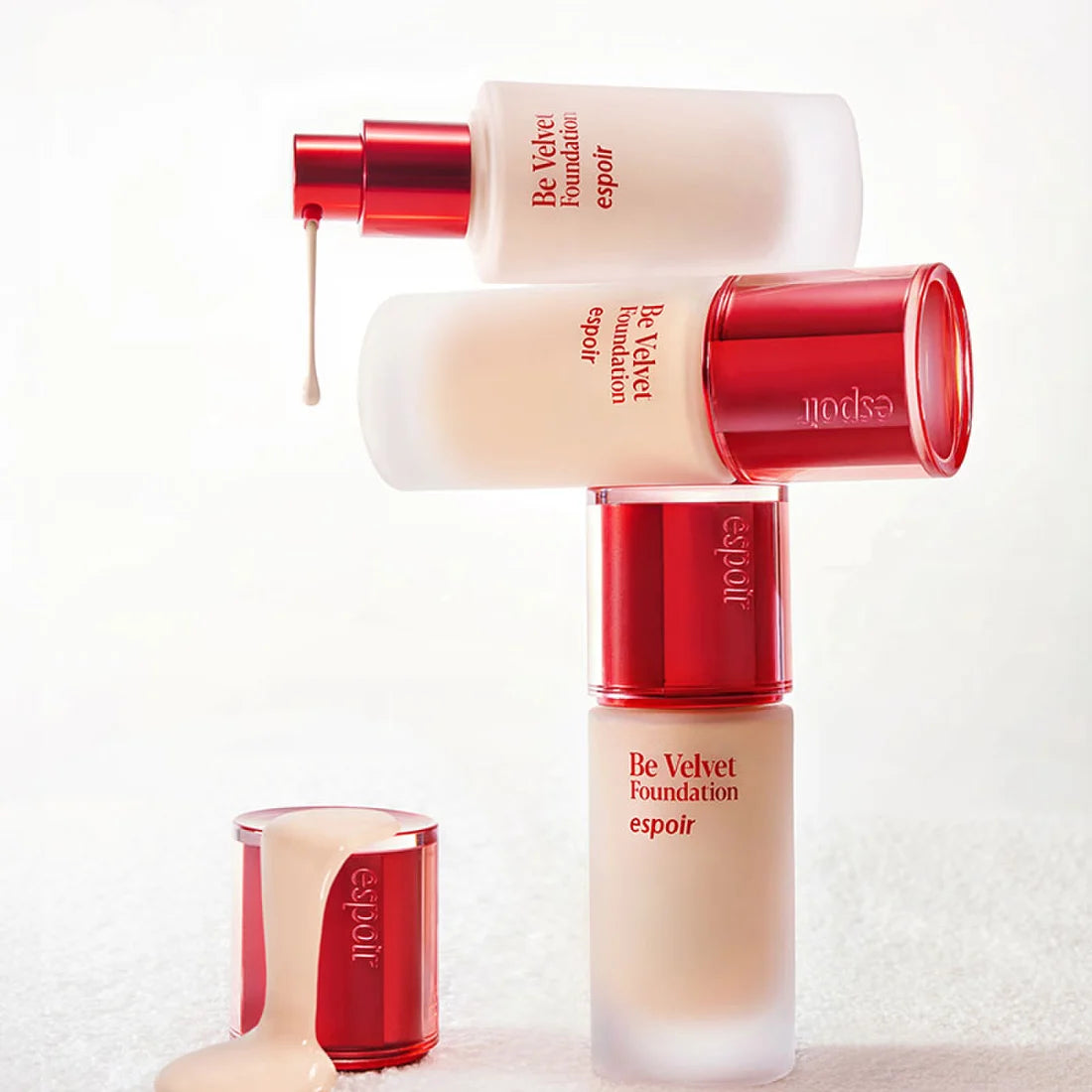 ESPOIR BE VELVET FOUNDATION SPF22 PA++ de la marque Espeoir, maquillage en tube rouge et blanc sur fond clair
