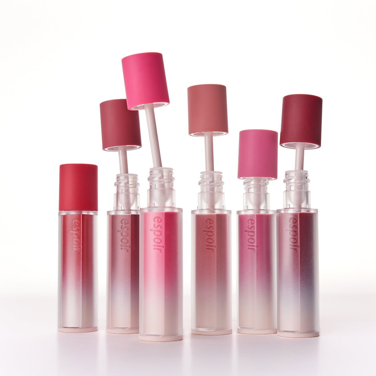 ESPOIR Couture Lip Tint Fitting Blur de la marque ESPOIR : flacons et bouchons colorés sur fond clair, vue produit.