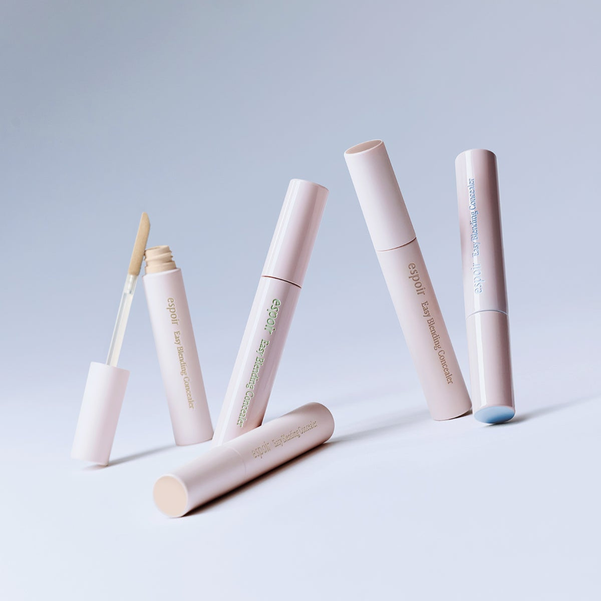 ESPOIR EASY BLENDING CONCEALER, tubes maquillage sur fond clair, marque ESPOIR visible, maquillage du teint