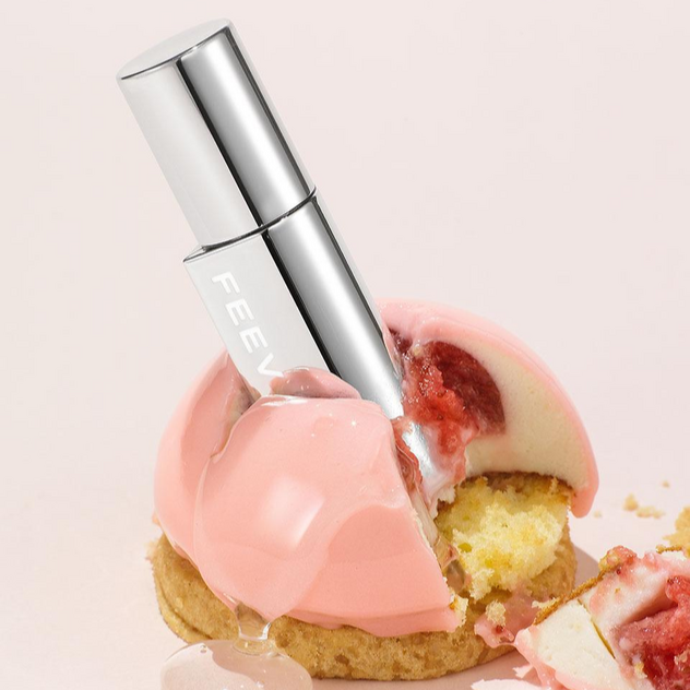 FEEV Hyper-Fit Glam Drop FEEV, goutte brillante sur un gâteau décoré, gros plan en studio sur fond clair