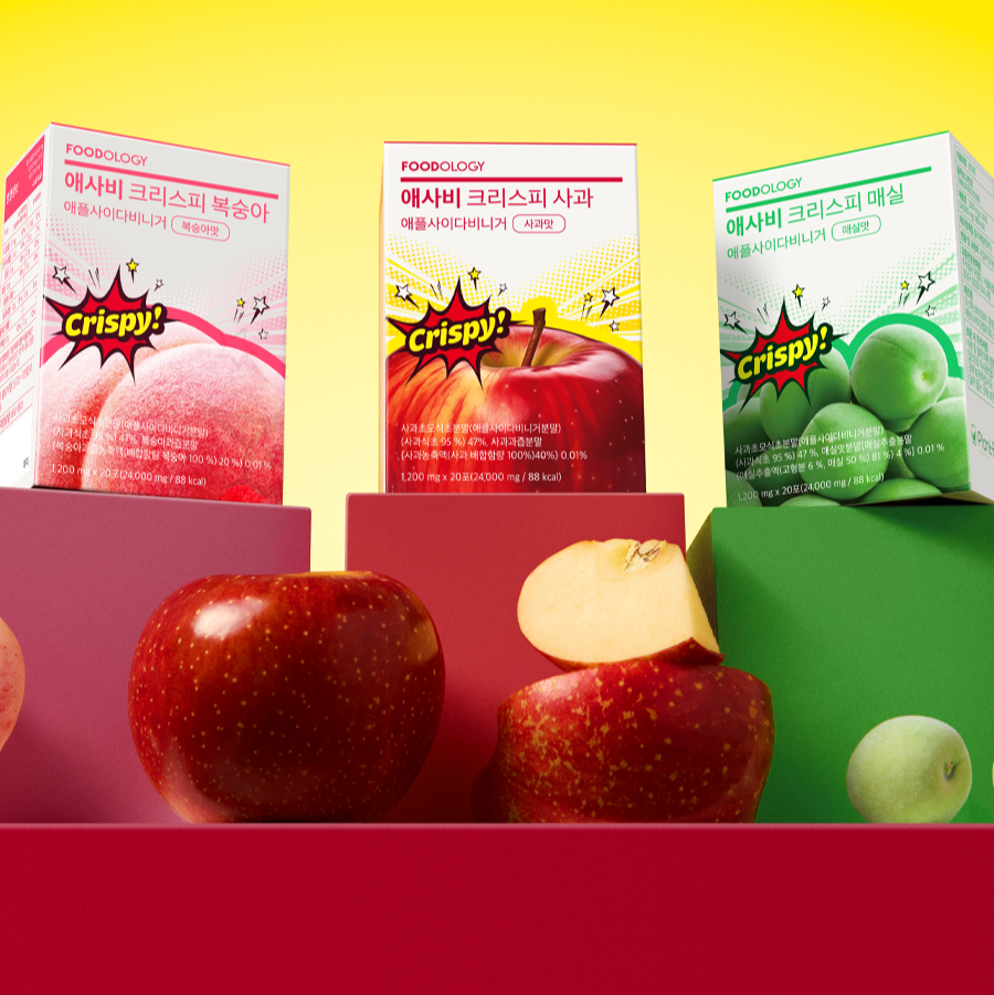FOODOLOGY Asabi Crispy 3 Types : boîtes de snacks croustillants, fruits en arrière-plan, marque sur fond coloré