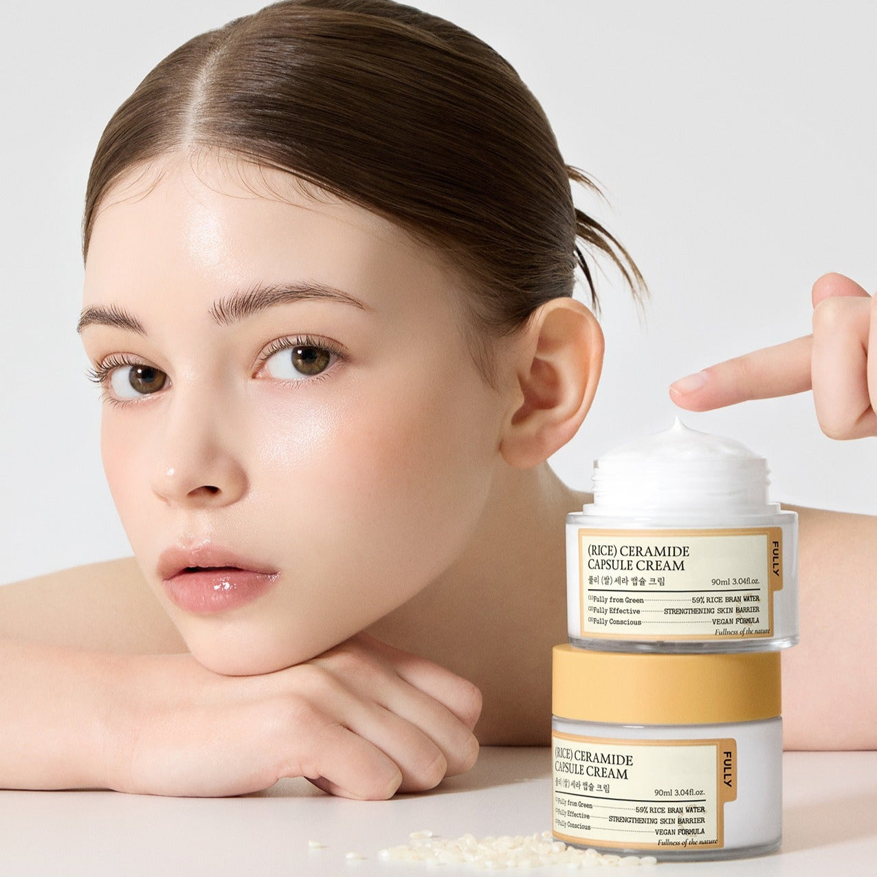FULLY Rice Sera Capsule Cream 90ml, pot crème et capsules sur table, modèle au visage, marque FULLY en contexte visuel