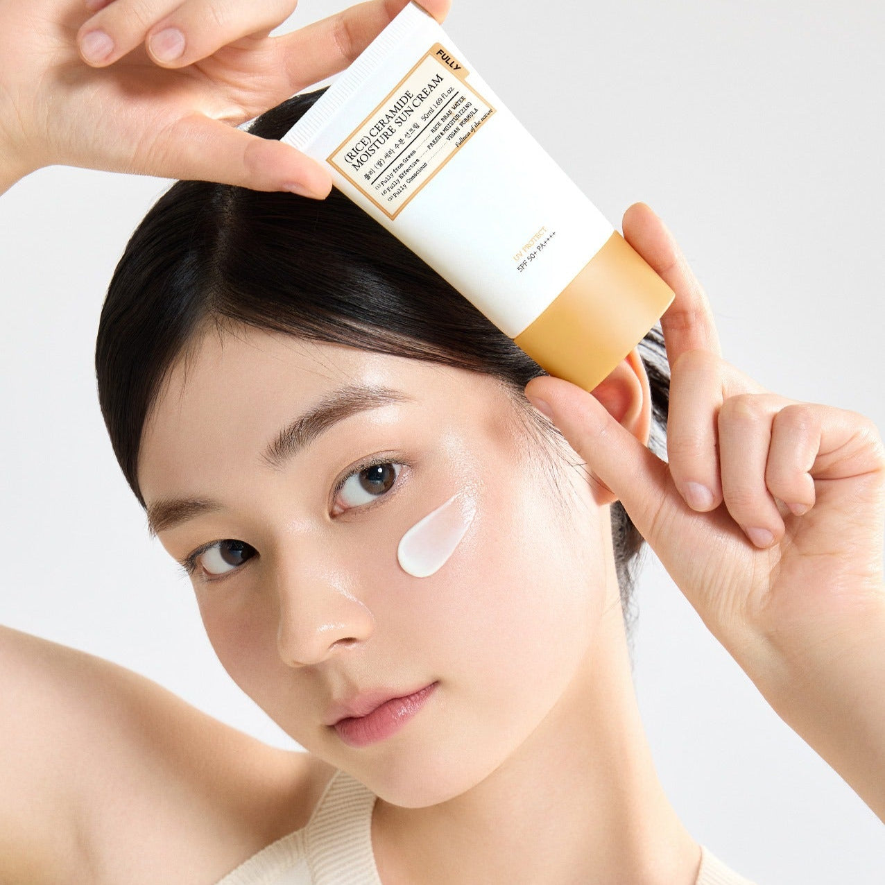 FULLY Rice Sera Moisture Sunscreen 50ml, marque FULLY, sur peau en gros plan, application en contexte beauté