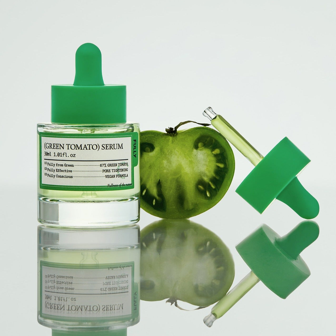 Sérum FULLY Green Tomato 30ml avec flacon, pipette et tomate verte fraîche. Améliorez votre routine beauté avec ce soin innovant.