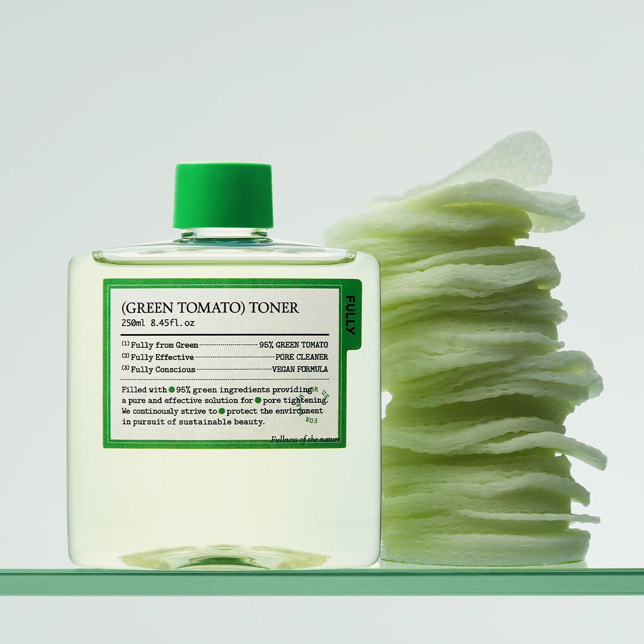 FULLY Green Tomato Toner 250ml à côté de coton démaquillant sur étagère en verre