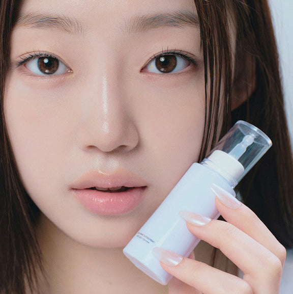 GLOW Yulmu Sunscreen SPF 50+ PA++++ 42ml : femme applique le sunscreen, visage en gros plan, contexte beauté.