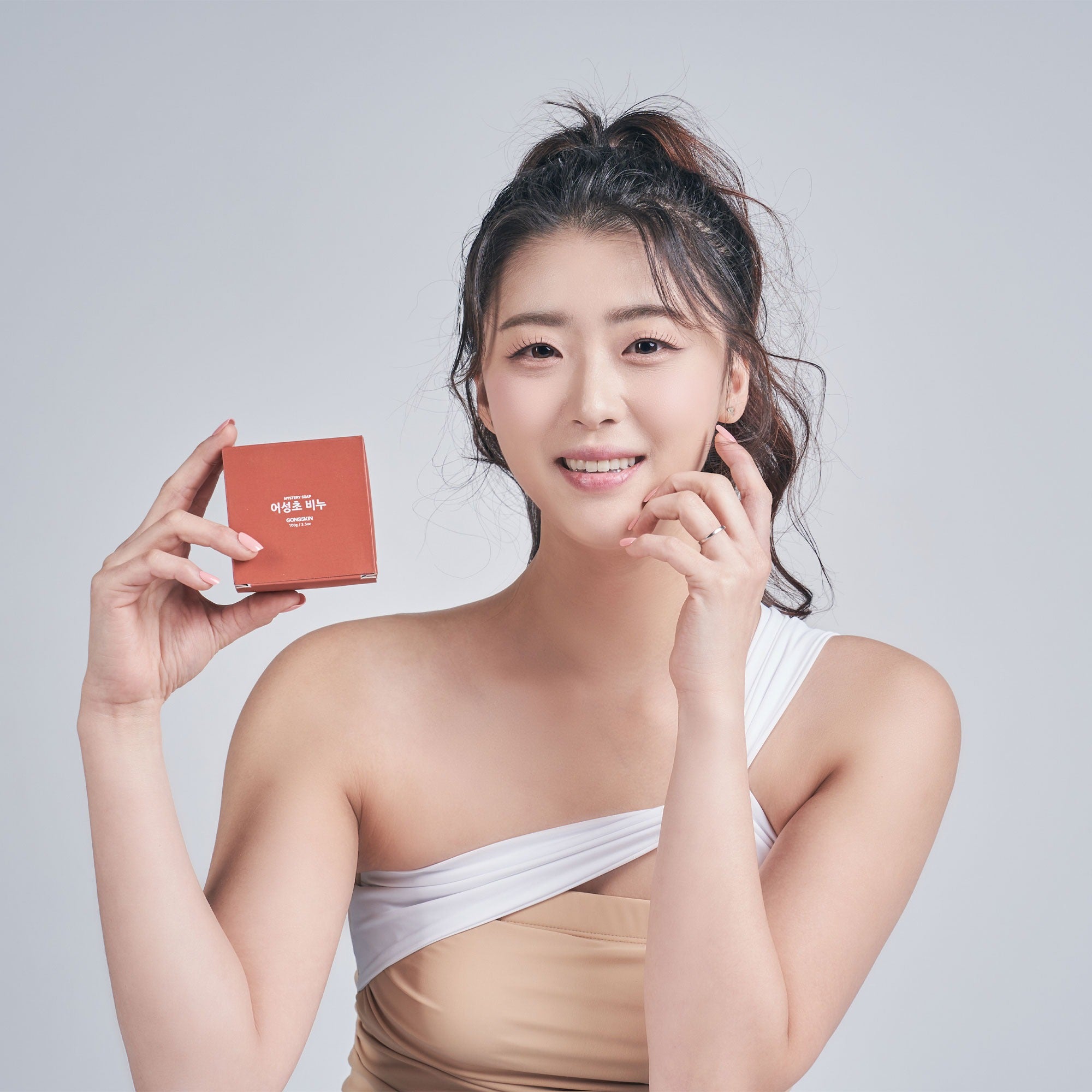 Décris l'image en français en mentionnant le produit, la marque et le contexte visuel : GONGSKIN Eoseongcho Soap 100g sur fond clair
