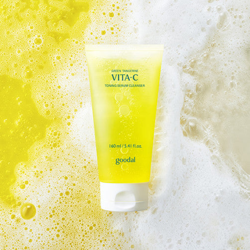 GOODAL Green Tangerine Vita C Toning Serum Cleanser 160ml, tube sur mousse et éclaboussures d’agrumes, marque GOODAL.