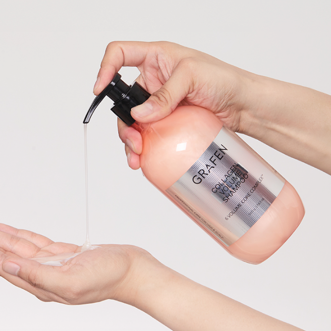 Versement du GRAFEN Collagen Volume Shampoo 500ml par une main, flacon sur fond clair, visuel produit marque GRAFEN.