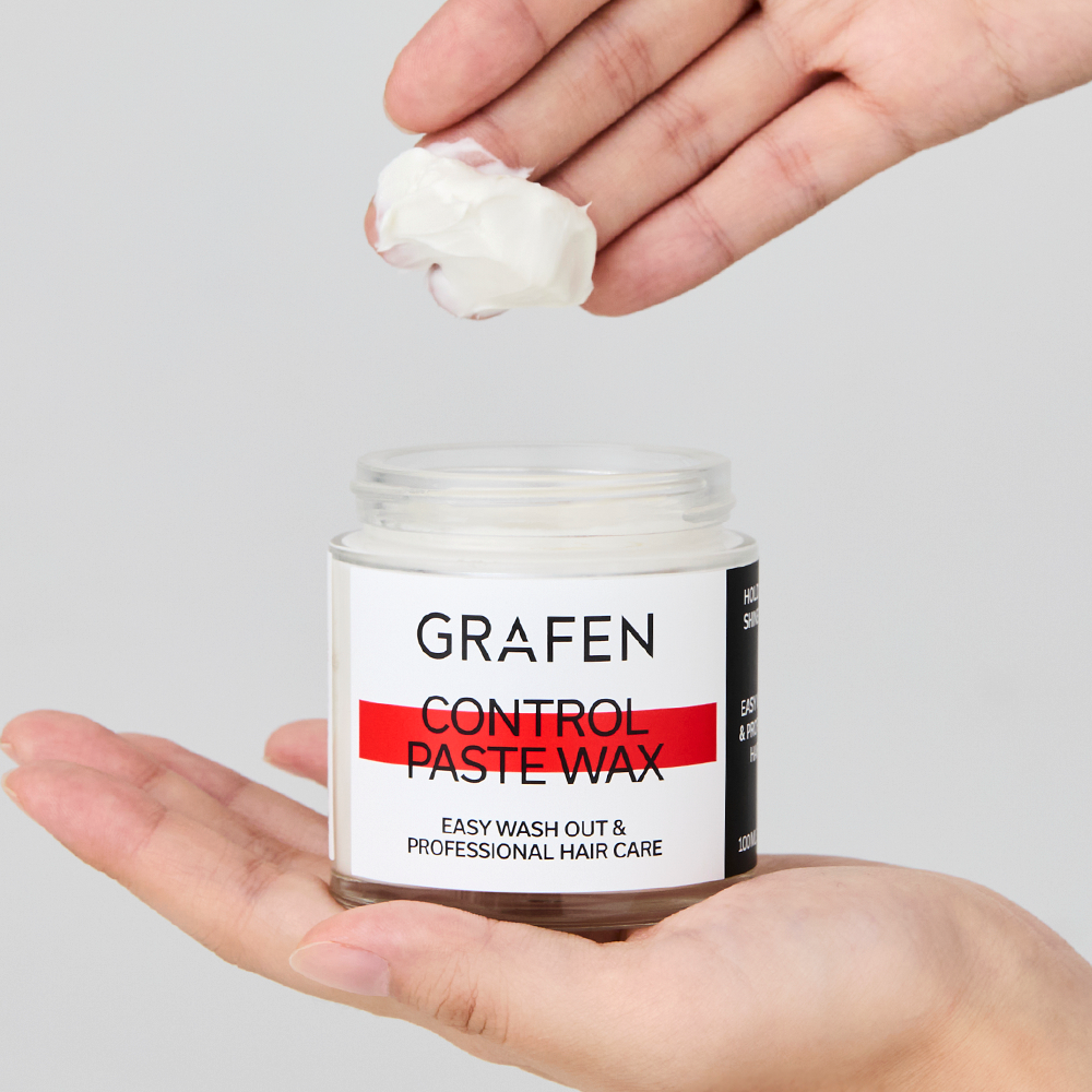 GRAFEN Control Paste Wax 100ml : pot tenu entre des mains, application de cire coiffante sur fond clair.