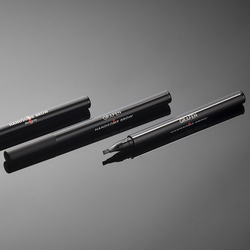 GRAFEN Handsome Tattoo Brow 0.8g, stylos à sourcils tatouage, pack noir sur fond gris, main ouverte, vue produit