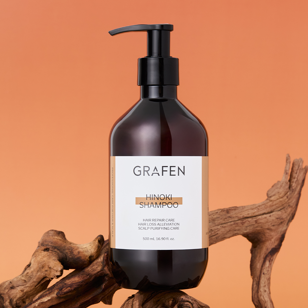 GRAFEN Hinoki shampoo 500ml : flacon noir sur fond orange, décors bois et racines, ambiance naturelle.