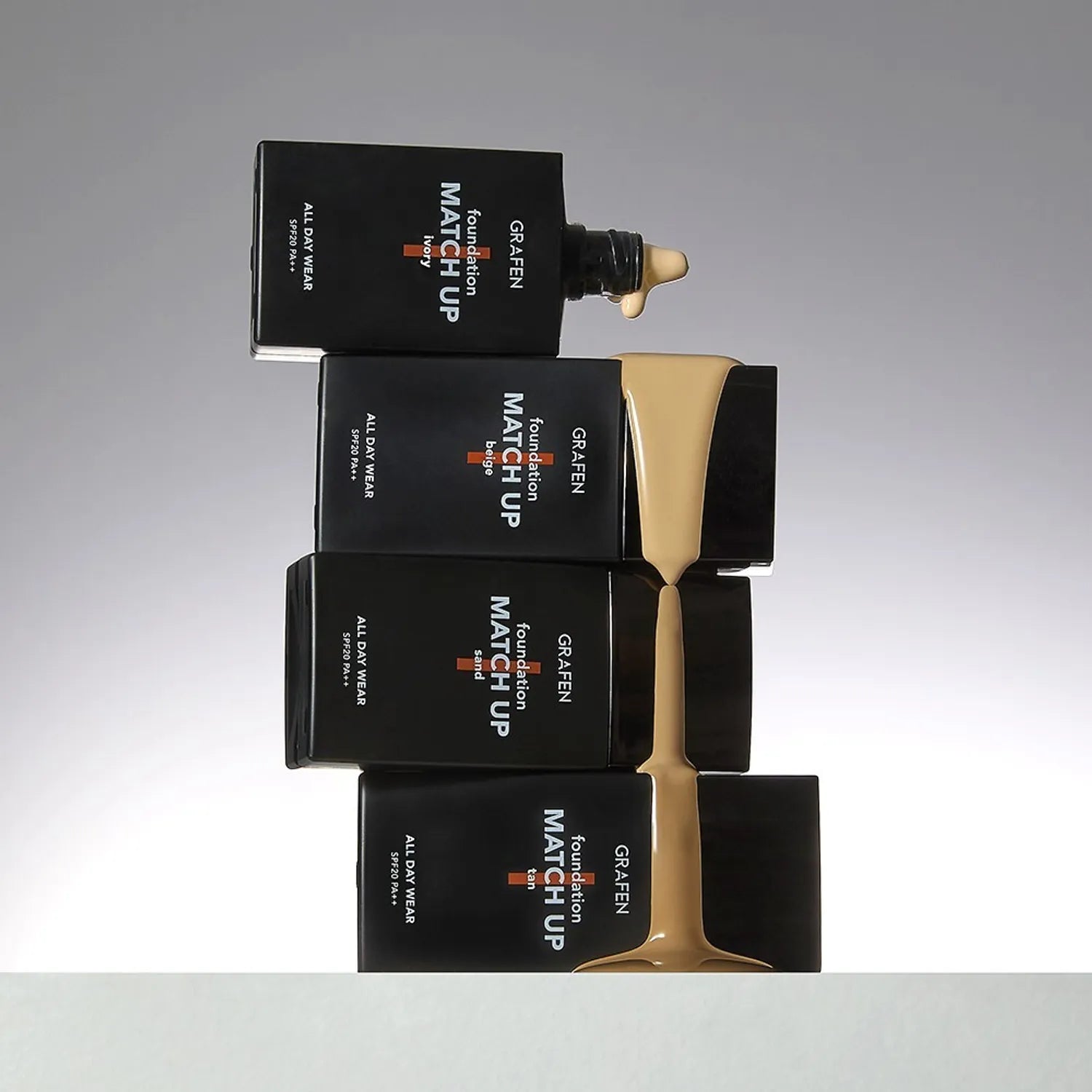 GRAFEN Match Up Foundation 40ml, flacons et packaging noirs sur fond clair, goutte de fondation maquillage