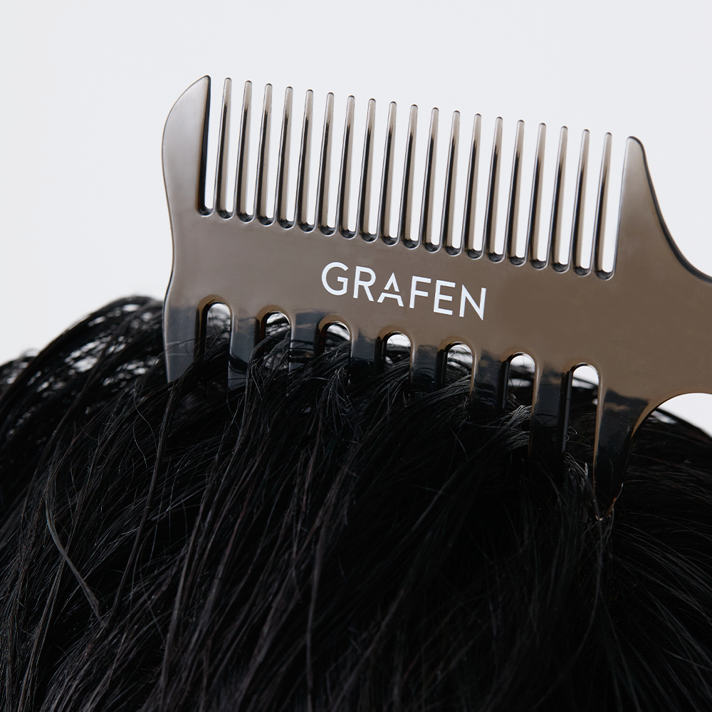 GRAFEN Multi Pomade Comb, peigne noir sur cheveux, logo GRAFEN bien visible, fond clair.