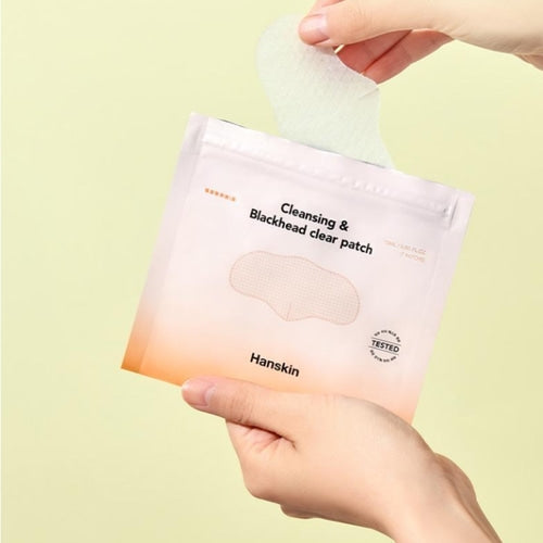 HANSKIN Cleansing Pad & Blackhead Nose Pack 10 sheets, mains tenant le patch anti-pores sur fond jaune
