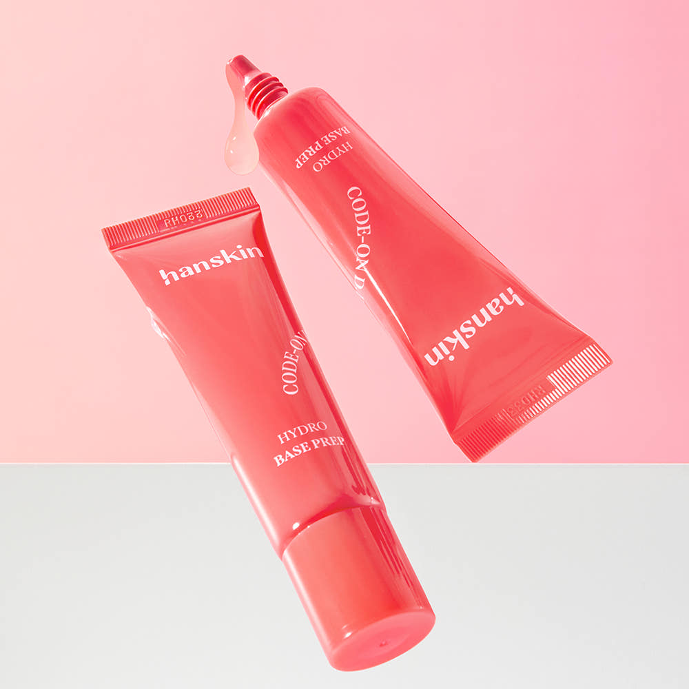 Photo produit HANSKIN Code On DD Hydro Base Prep 30ml, tubes rouges sur fond rose, marque HANSKIN visible.