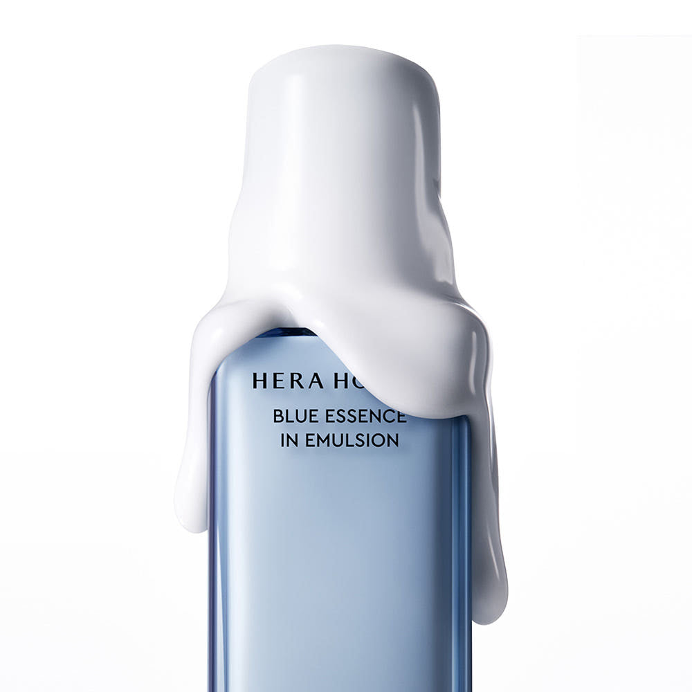 HERA Homme Blue Essence in Emulsion 110m : flacon bleu HERA sur fond blanc, visuel produit en gros plan