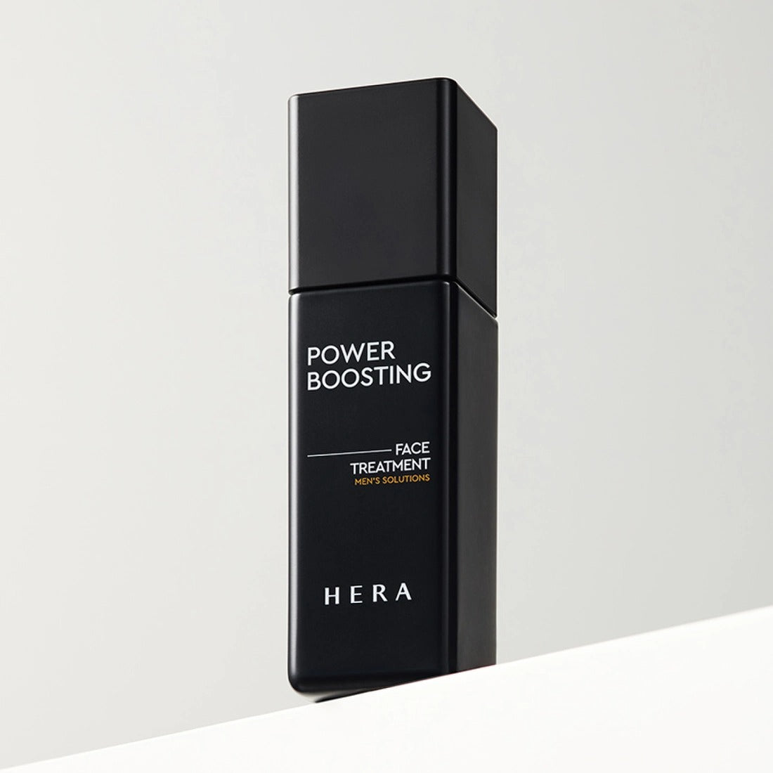 HERA Powder Boosting Face Treatment 110ml, flacon noir sur fond clair, marque HERA en évidence, soins visage