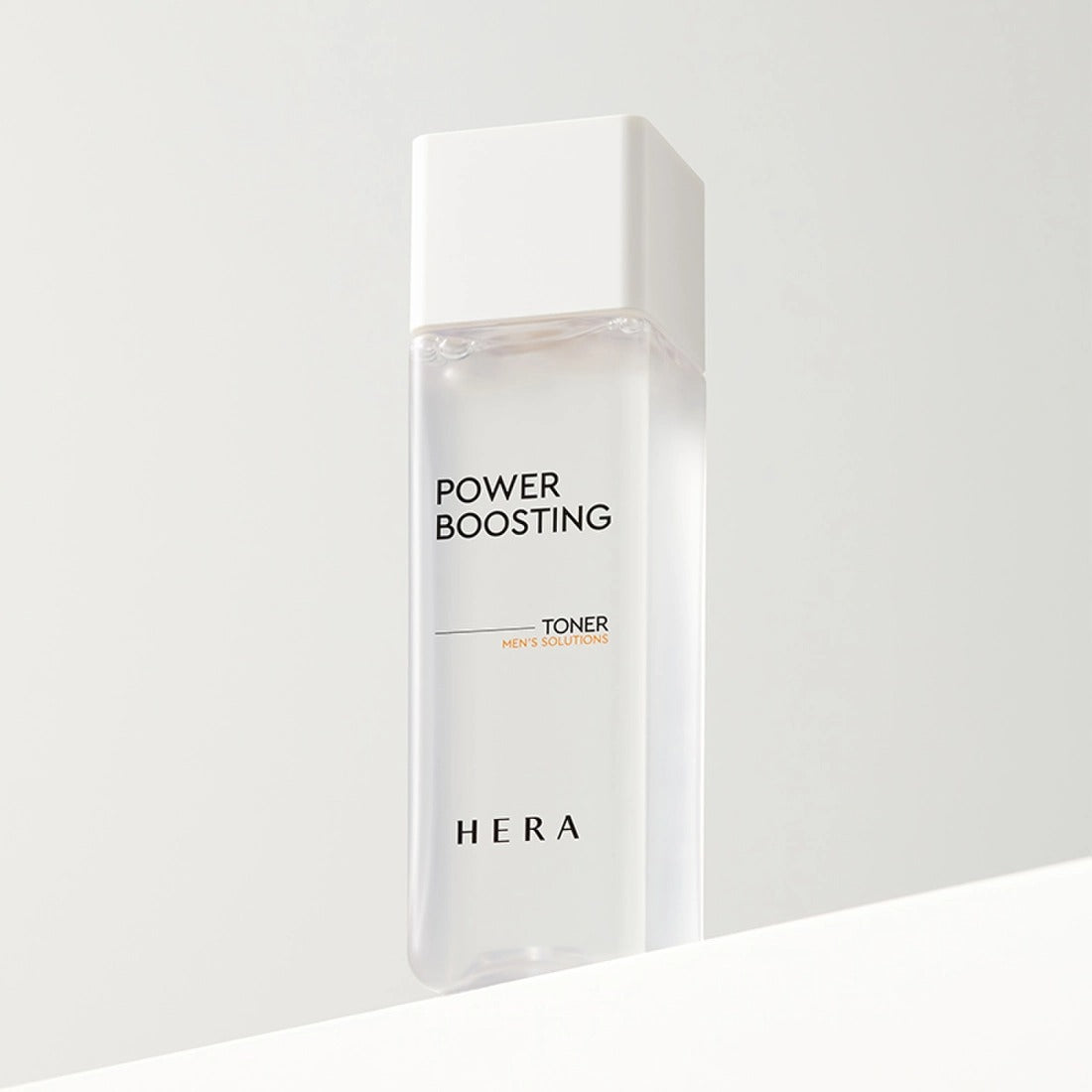 HERA Power Boosting Toner 150ml, flacon blanc HERA sur fond clair minimaliste, vue produit.