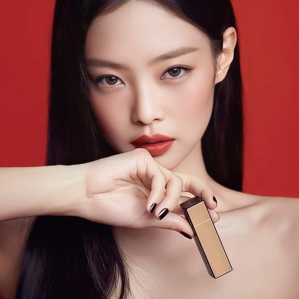 HERA Rouge Clasyy 3.5g de HERA, maquillage sur lèvres, femme portrait maquillée sur fond rouge.