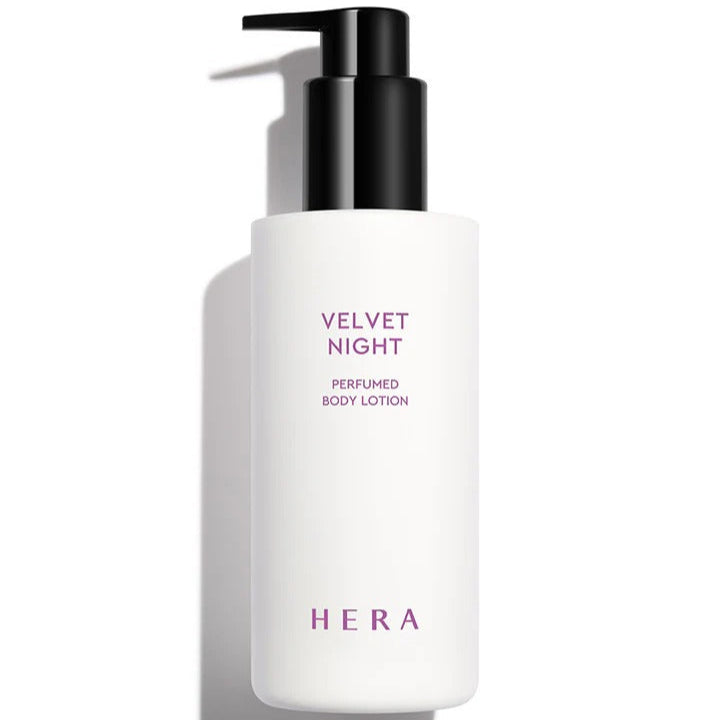 HERA Velvet Night Perfumed Body Lotion 230ml, flacon-pompe blanc sur fond clair, marque HERA, lotion corps parfumée.