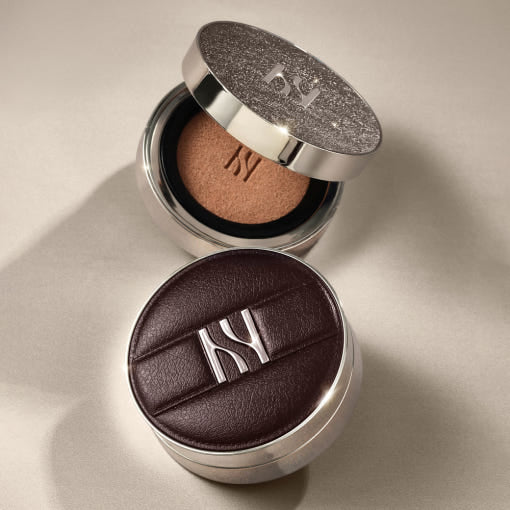 HERA Cushion Case Brwon + Reflection Skin Glow Cushion Refill 15g élégant et luxueux, parfait pour une peau radieuse.