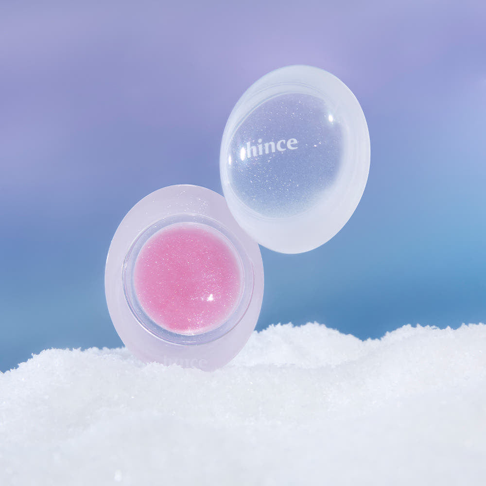 HINCE Low Glow Dewy Ball (Lip & Cheek) de HINCE, boule déshydratée avec teinte rosée sur fond bleu et neige