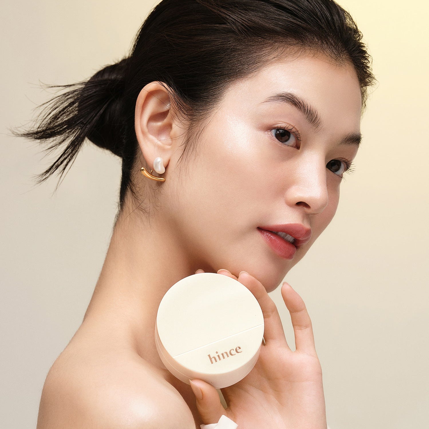 HINCE Second Skin Glow Cushion, coussin glow de la marque HINCE sur une femme au teint lumineux, studio beauté