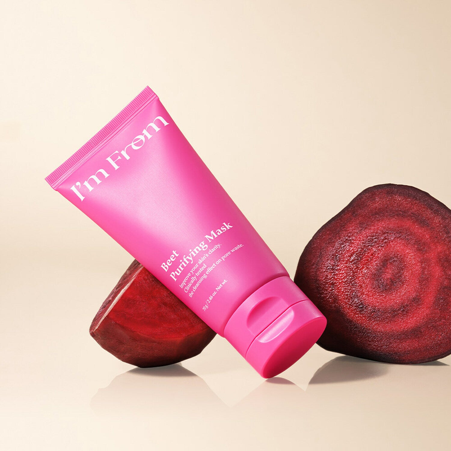 I'M FROM Beet Purifying Mask 70g, masque purifiant à la betterave de la marque I'M FROM sur fond clair, avec betteraves.