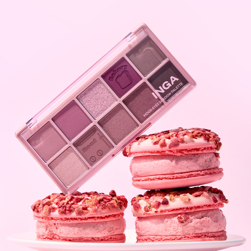 INGA Mood Eyes Shadow Palette INGA, palette maquillage sur fond rose, visuel gourmand avec pièces de gâteau décoratif