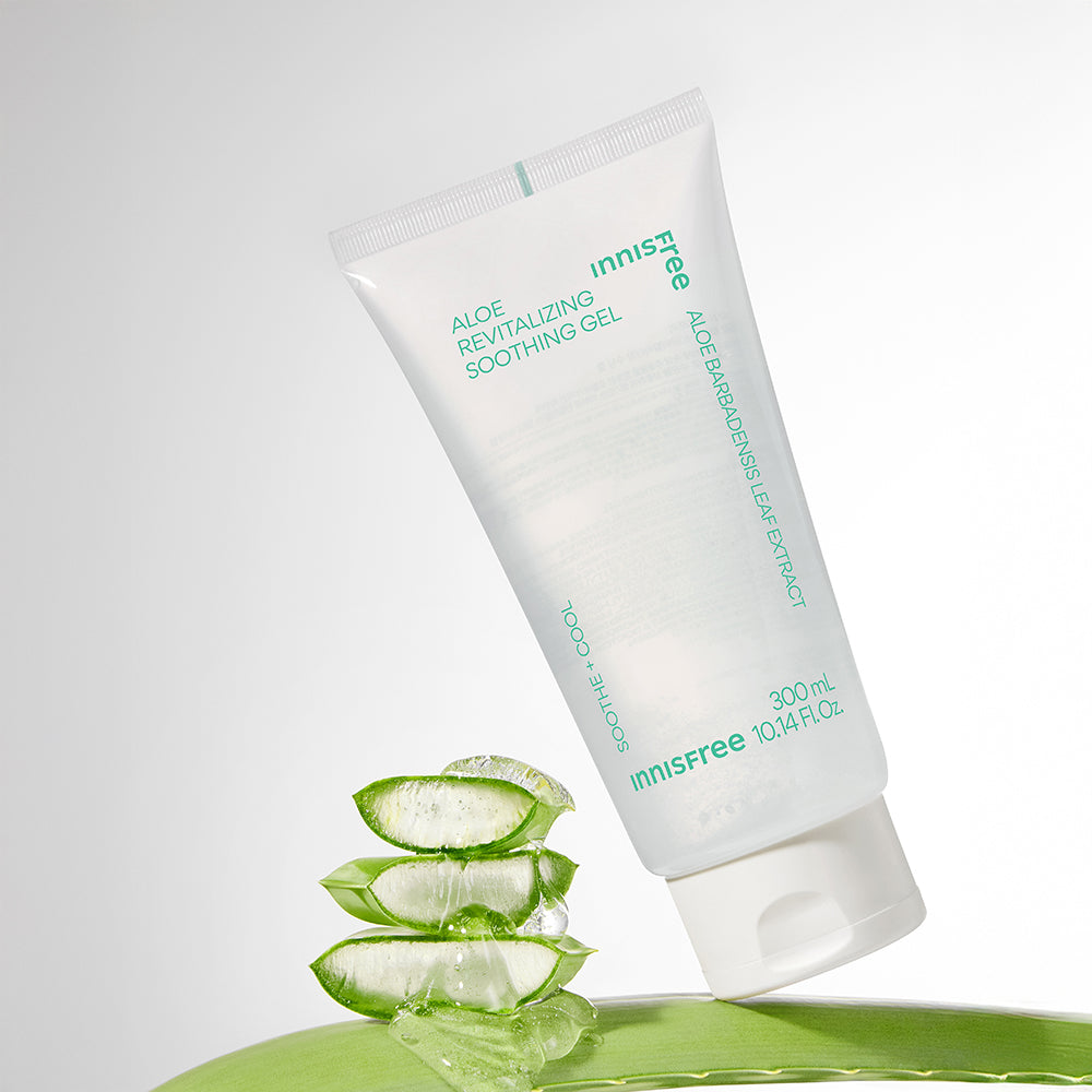 INNISFREE Aloe Revitalizing Soothing Gel 300ml, tube de gel apaisant sur fond blanc, avec feuilles d’aloe vera.