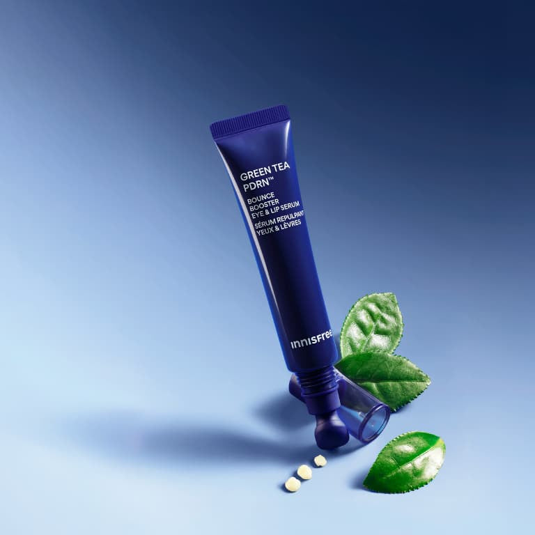 INNISFREE Green Tea PDRN Eye & Lip Serum 15ml : tube vert sur fond bleu, feuilles et gouttes, ambiance beauté.