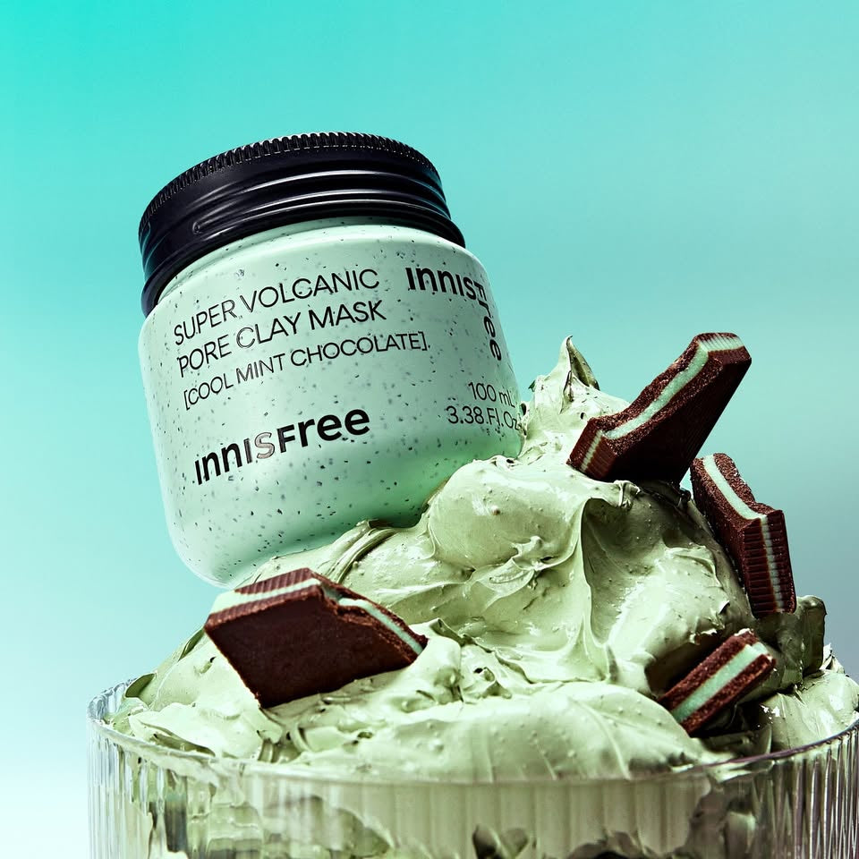 INNISFREE Super Volcanic Pore Clay Mask #Cool Mint Chocolate 100ml, pot de marque Innisfree sur crème verte et chocolat, fond turquoise