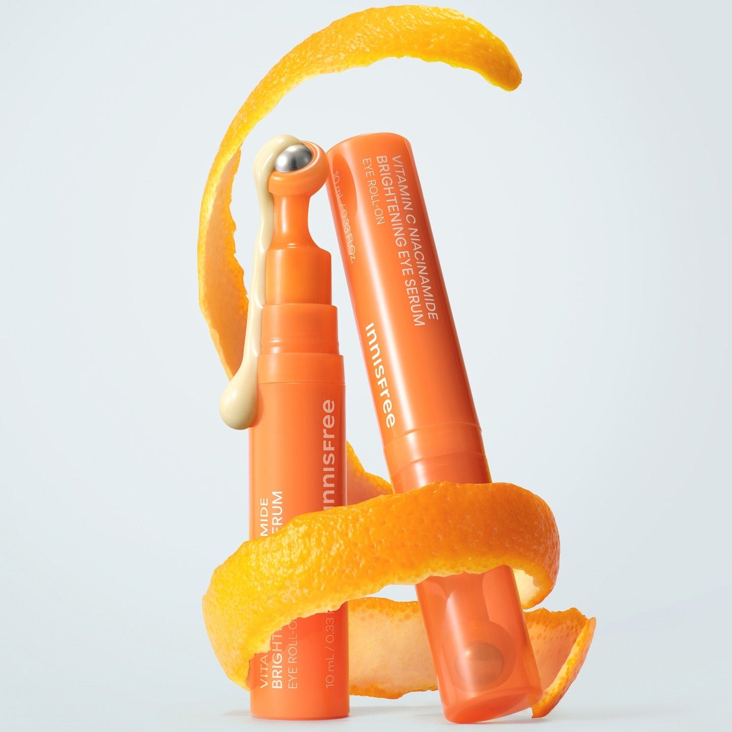 INNISFREE Vitamin C Niacinamide Brightening Eye Serum 10ml, marque Innisfree, tube orange sur fond blanc, goutte d’agrume.