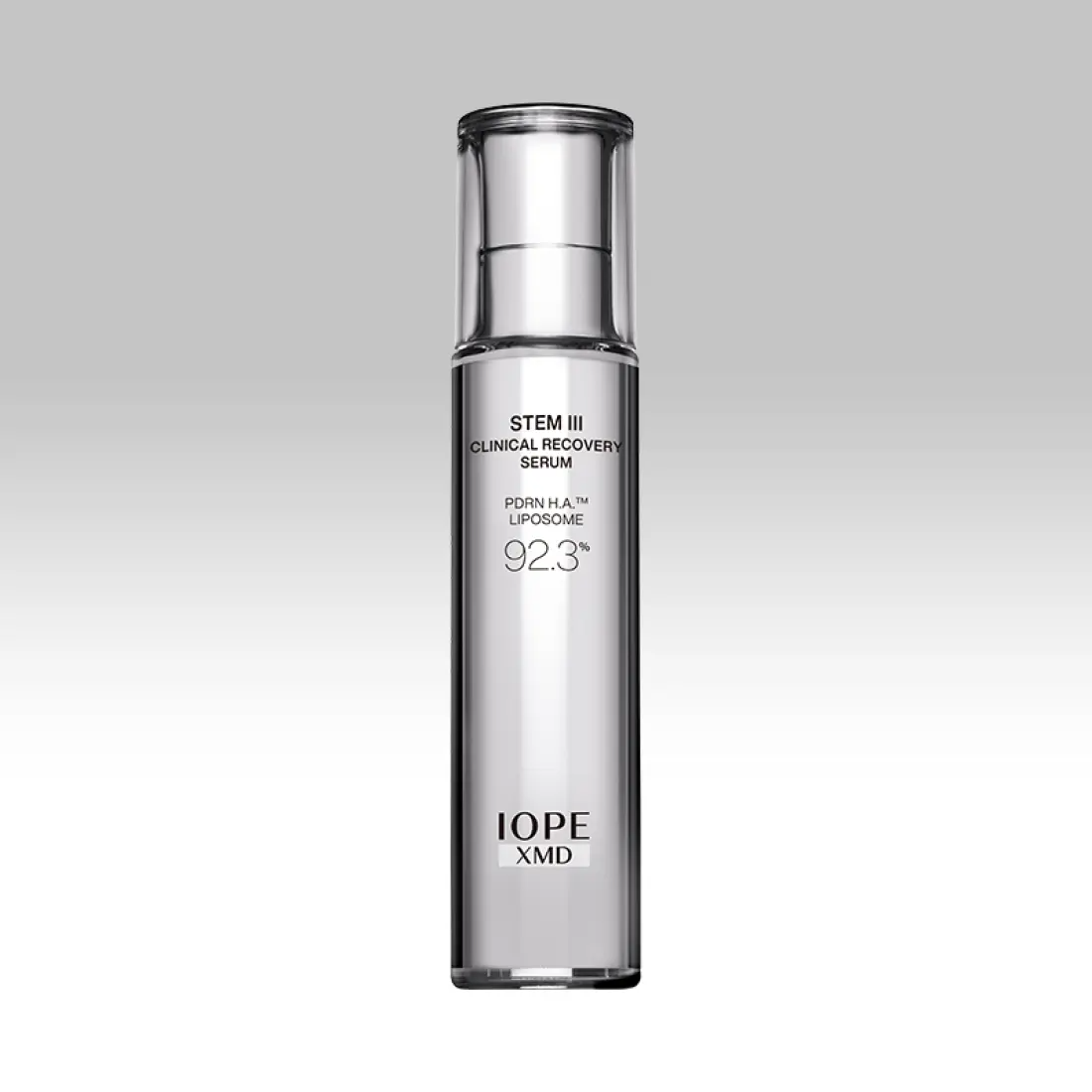IOPE XMD Stem3 Clinic Recoery Serum 50ml, flacon argenté en studio sur fond clair, mise en avant produit de la marque.