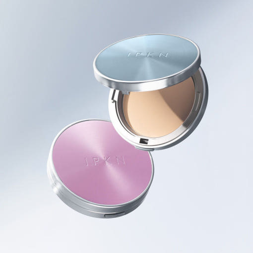 IPKN Perfume Powder 12.5 Pack 15g, poudre parfumée IPKN en boîtiers violet et bleu sur fond clair