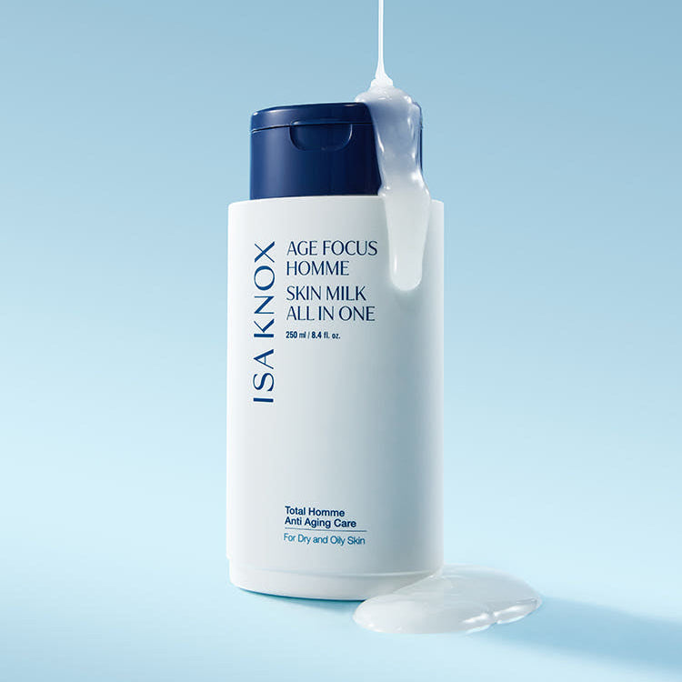 ISAKNOX Age Fous Homme Skin Milk All-in-One 250ml, flacon sur fond bleu ciel avec texture crème blanche