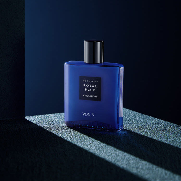 ISAKNOX Bonin The Character Royal Blue Emulsion 140ml, flacon bleu sur décor sombre, studio photo parfum/émulsion.