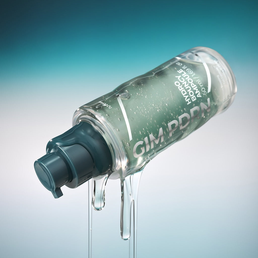 ISNTREE Gim PDRN Hydro Bouncy Ampoule 50ml : flacon en verre transparent sur fond bleu, gouttes, style cosmétique