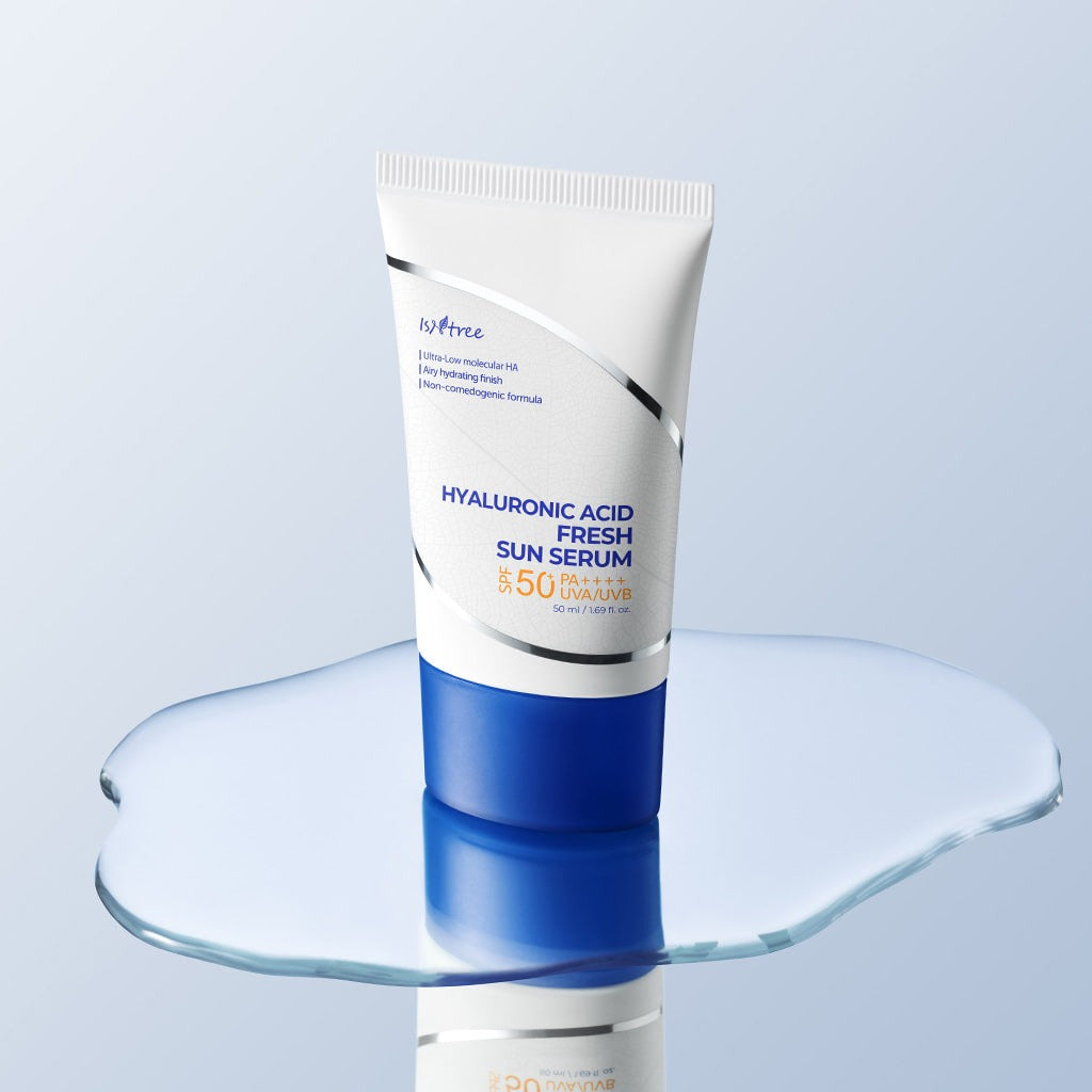 ISNTREE Hyaluronic Acid Fresh Sun Serum 50ml, tube posé sur fond bleu clair avec gouttes, décor cosmétique