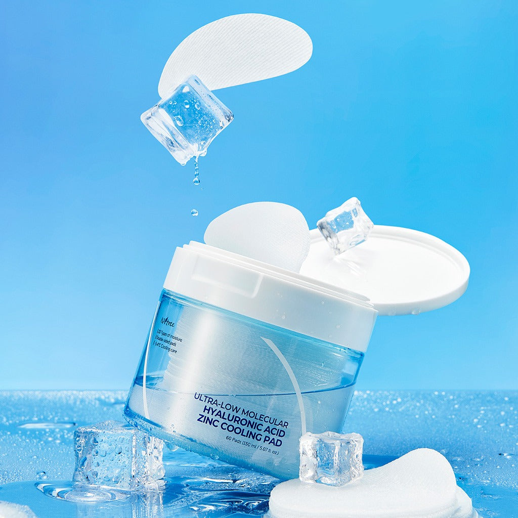 ISNTREE Hyaluronic Acid ZINC Cooling Pad 60 Sheets, boîte sur glace en ambiance bleue, gouttes d’eau, produit cosmétique