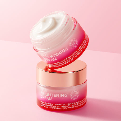 IS OI Brightening Cream 55ml de la marque ISOI, pot crème éclaircissant sur fond rose, texture visible